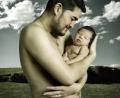 Povestea bărbatului care a născut de trei ori! Mamă şi tată într-un singur corp